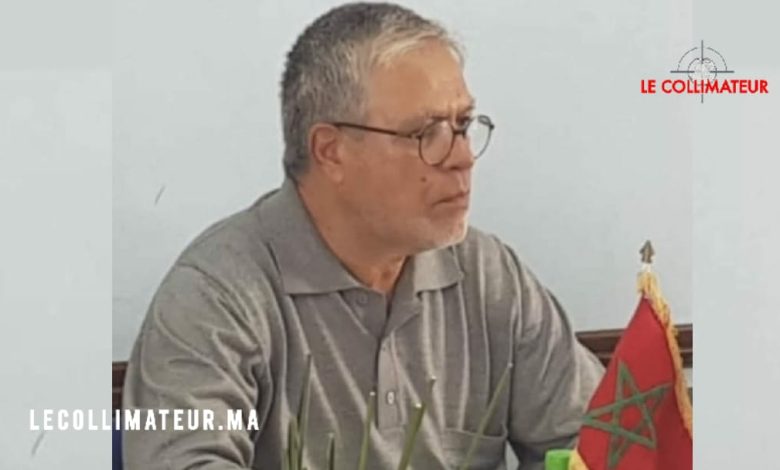 Homme marocain réfléchissant devant un paysage contrasté