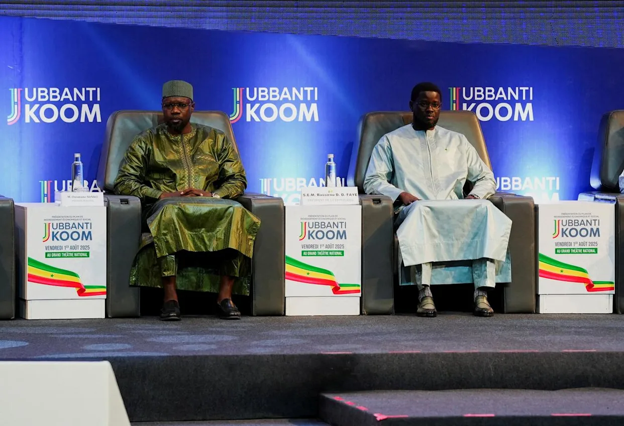 Deux hommes politiques sénégalais en discussion, illustrant les tensions économiques