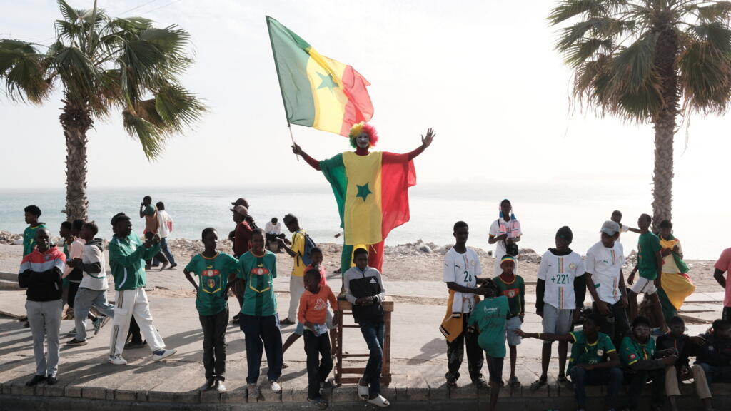 Des supporters de l'équipe de football du Sénégal lors d'un défilé de la coupe d'Afrique des nations dans les rues de Dakar, le 20 janvier 2026.