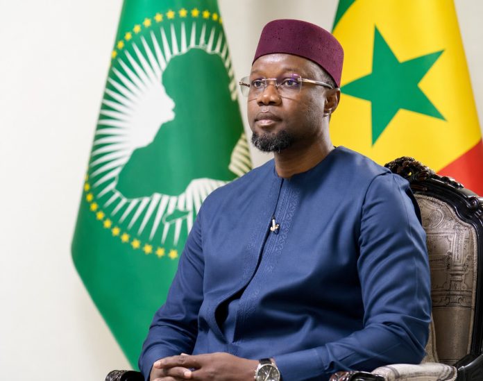 Ousmane Sonko lors d'un entretien télévisé avec RFI et France 24