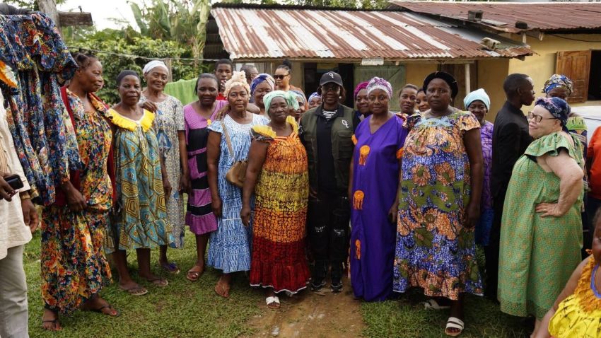 Ministre du tourisme durable du Gabon avec des femmes artisanes