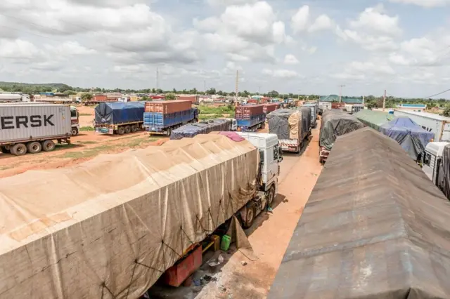 Des centaines de camions chargés de marchandises étaient bloqués à la frontière Bénin-nigérienne en 2023