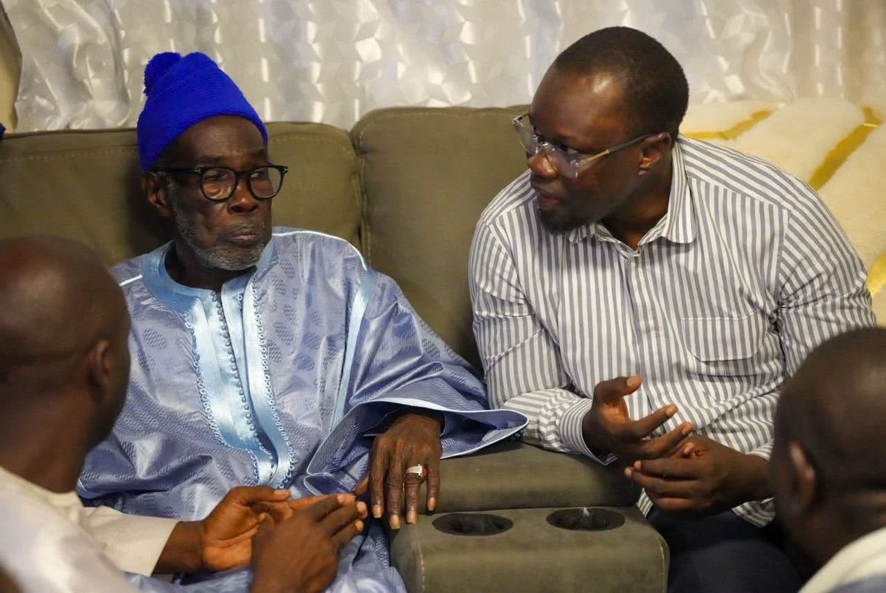 Décès du guide serigne abdou bakhi mbacké : sonko présente ses condoléances