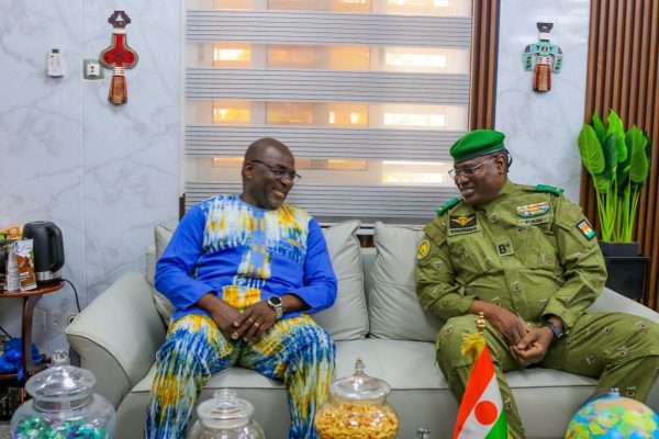 Rencontre stratégique à Niamey : le général Toumba s&rsquo;entretient avec Bassolma Bazié pour l&rsquo;AES