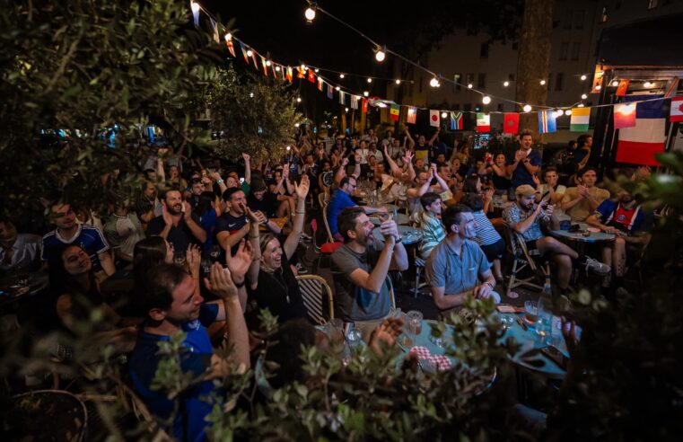 Festivités parisiennes calmes après la victoire de la France contre le Maroc