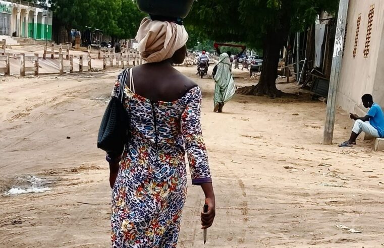 À N&rsquo;Djamena, Léa vend du manioc pendant les vacances pour payer sa rentrée scolaire