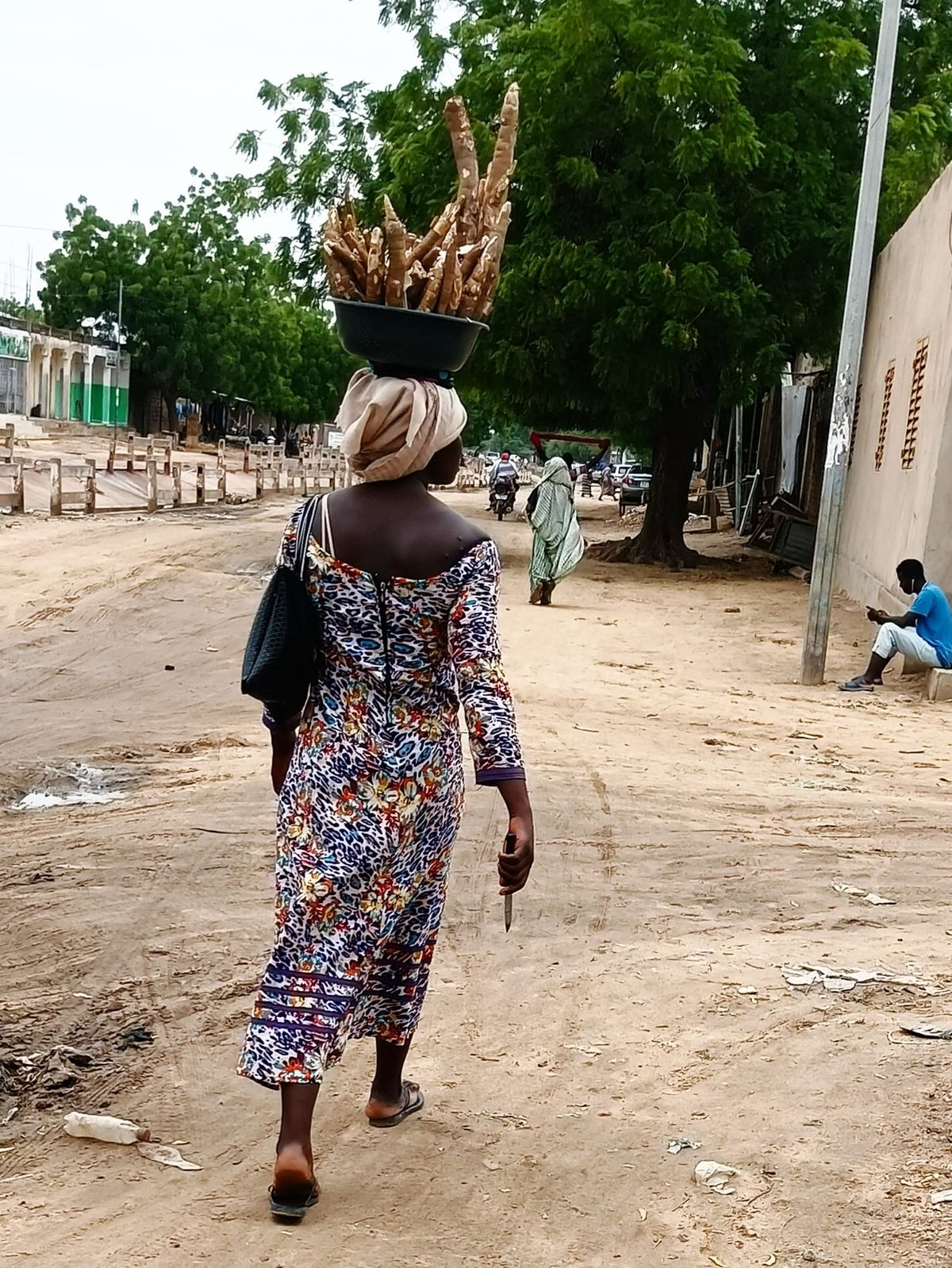 À N&rsquo;Djamena, Léa vend du manioc pendant les vacances pour payer sa rentrée scolaire