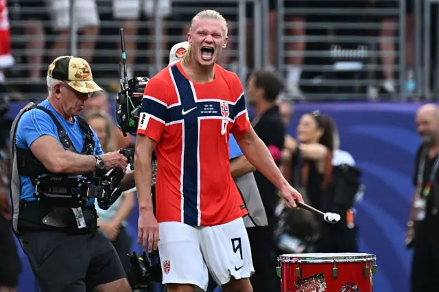 Erling Haaland, attaquant norvégien, célèbre une victoire en huitièmes de finale avec son équipe