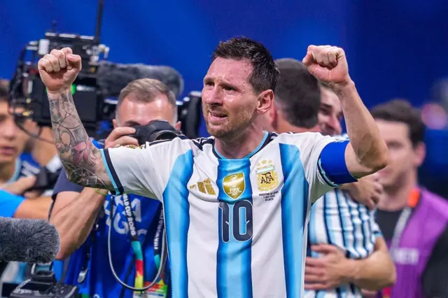 Lionel Messi, numéro 10 de l'Argentine, célèbre une victoire en huitièmes de finale contre l'Égypte