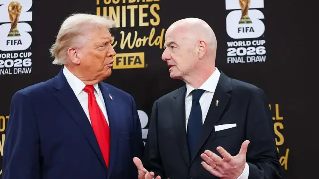 Donald Trump et Gianni Infantino, président de la FIFA, discutent lors d'un événement officiel