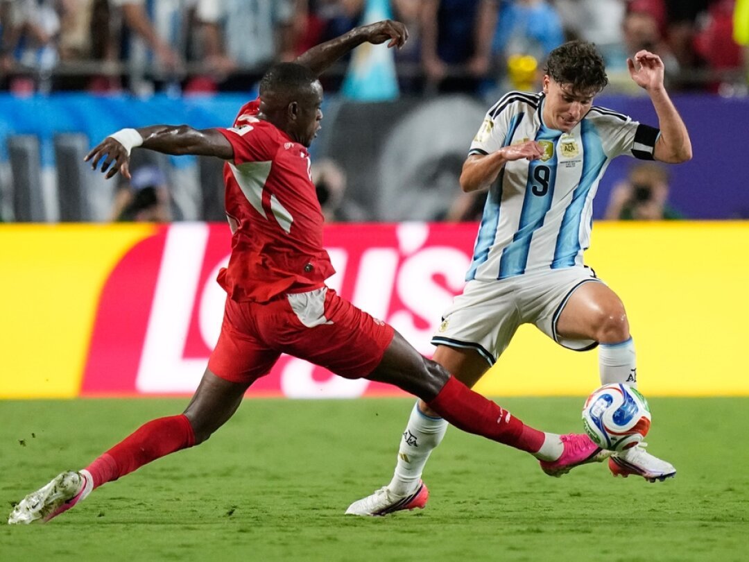 Julian Alvarez marque le deuxième but de l'Argentine en prolongation