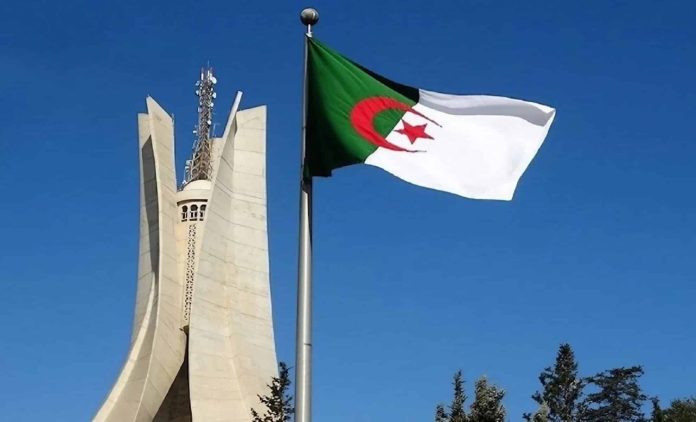 Représentants des deux pays lors d’une cérémonie de réouverture des relations diplomatiques entre l’Algérie et le Mali