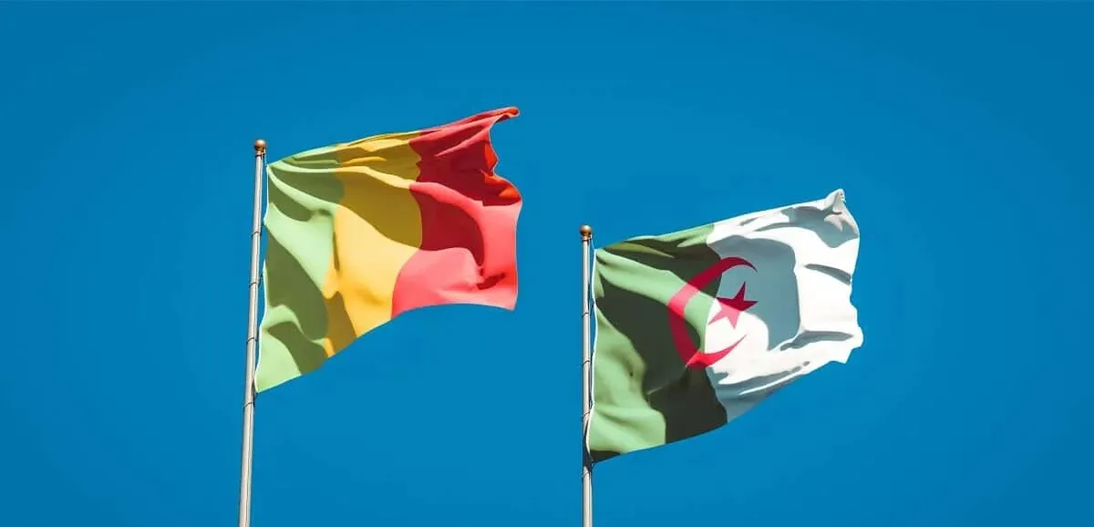 drapeaux de l'Algérie et du Mali côte à côte, symbolisant la reprise des relations