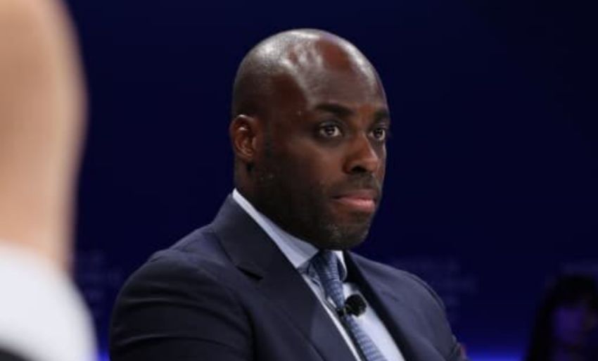 Mark Alexandre Doumba en réunion stratégique