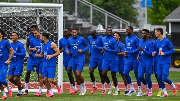 Lucas Digne en discussion avec des coéquipiers de l'équipe de France