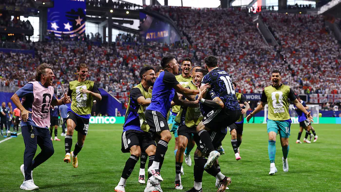 Des joueurs de soccer de l'Argentine célèbrent une victoire en demi-finale du Mondial