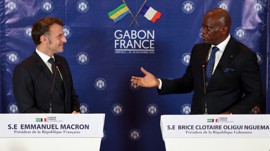 Le président français Emmanuel Macron et Brice Oligui Nguema lors d'une conférence de presse commune à Libreville en novembre 2025