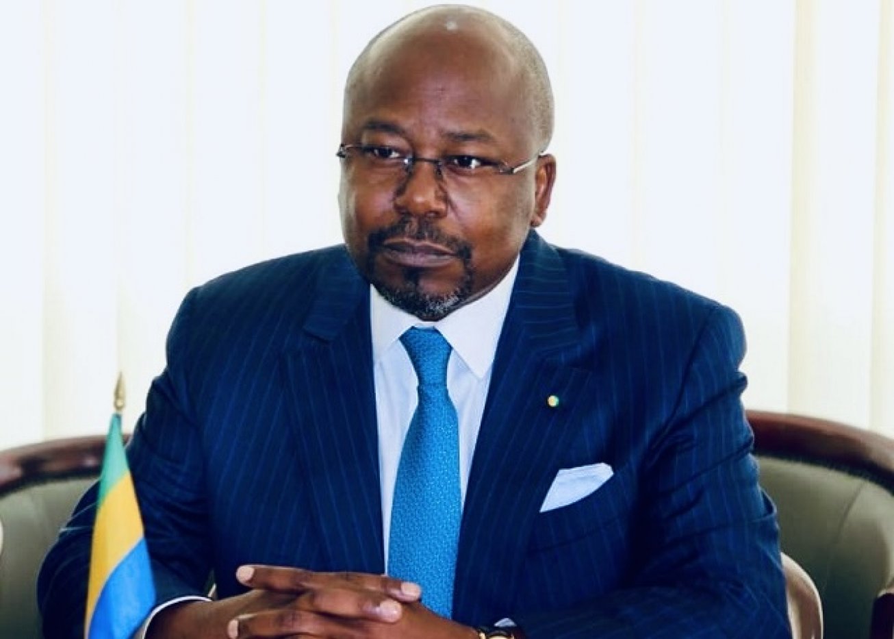 Portrait d'Alain Claude Bilie By Nze dans un cadre judiciaire