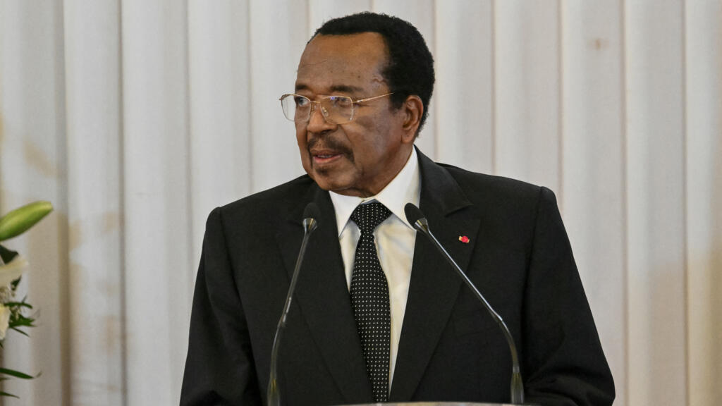 Le président camerounais Paul Biya s’exprime lors d’un discours officiel à Yaoundé en avril 2026, en présence du pape Léon XIV