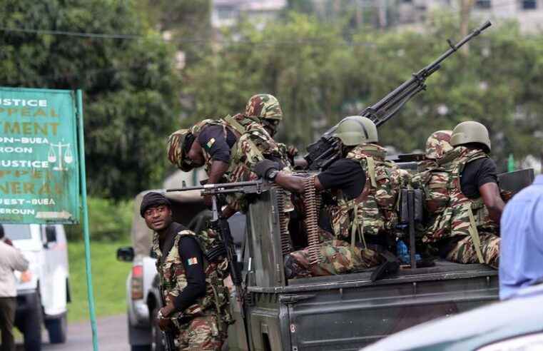 Cameroun : la vacance du pouvoir aggrave les divisions au sein des forces armées