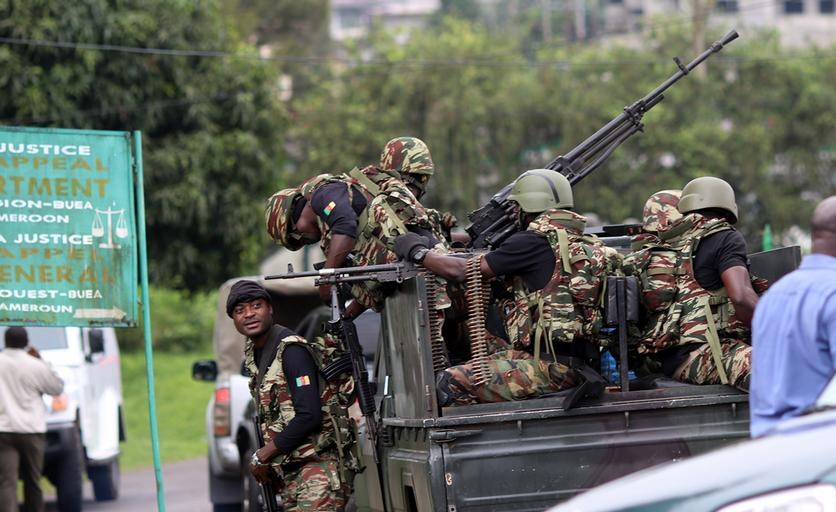 Cameroun : la vacance du pouvoir aggrave les divisions au sein des forces armées