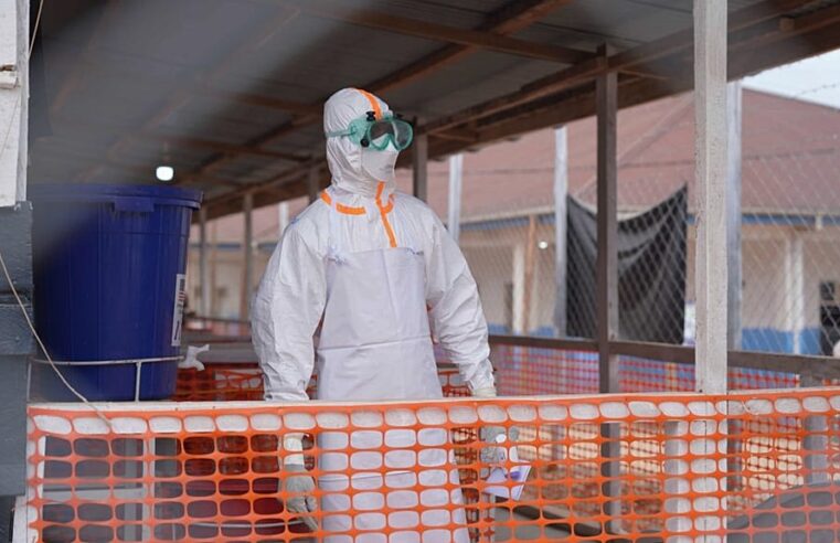 Ébola : 2 000 morts en RDC, une crise sanitaire hors de contrôle