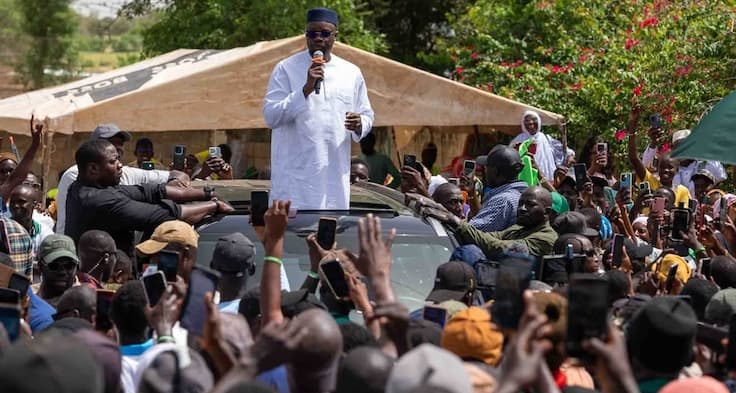 Sonko dénonce l&rsquo;usage des décrets présidentiels pour les élections locales