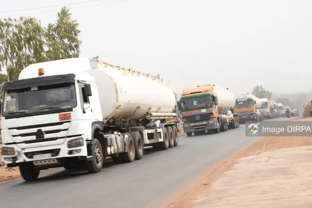 Bamako : un convoi exceptionnel de 840 camions-citernes de carburant arrive sous haute protection