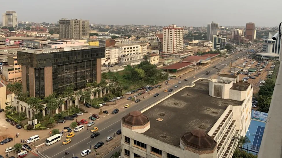 agents recenseurs au Cameroun en train de collecter des données