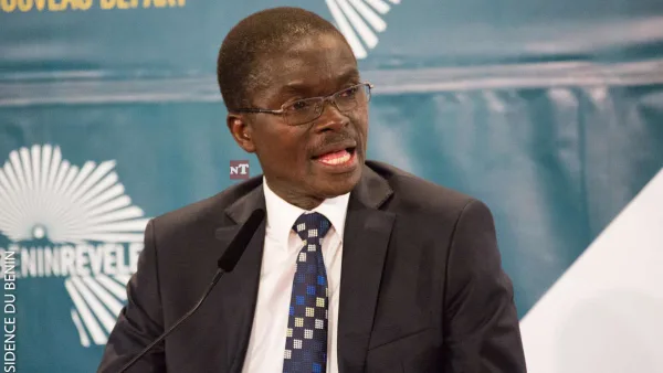 Lazare Maurice Sehouéto, en discussion lors d'un débat sur le Sénat au Bénin