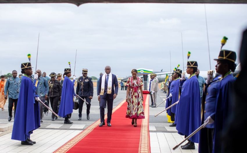 Le président gabonais Oligui Nguema et son épouse de retour au Gabon après une tournée africaine