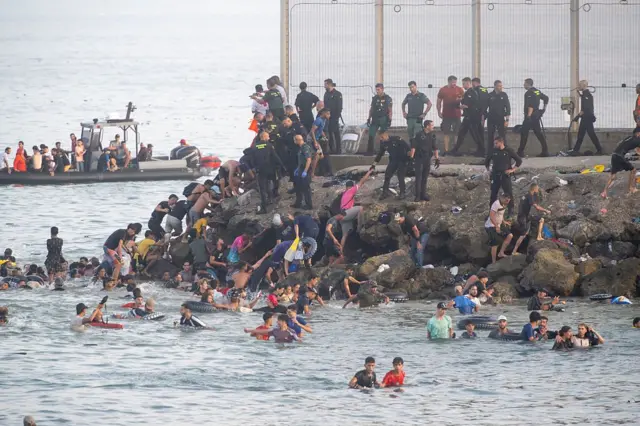 Personnes franchissant la frontière vers Ceuta