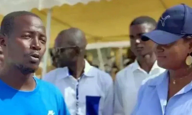 Abdou Lô, frère du Premier ministre, présente sa carte de membre de PASTEF