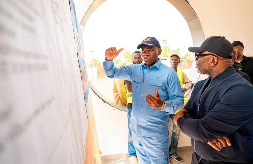 Président gabonais inspectant un chantier à Franceville