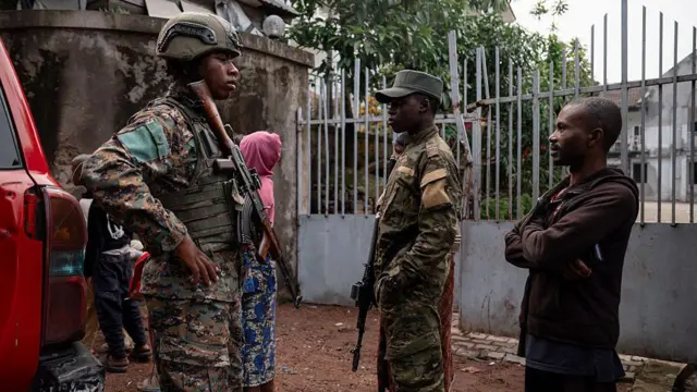 Des militaires en patrouille dans l'est de la RDC, accompagnés de civils