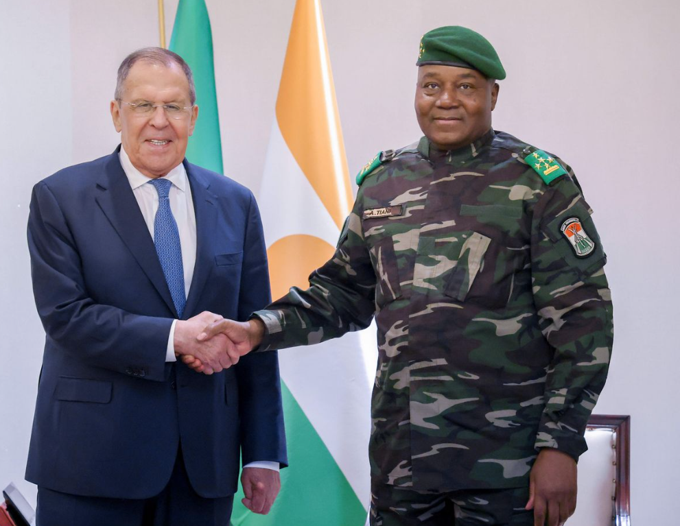 Niger : à Niamey, la rue saccage l’eau des mercenaires russes après des tirs contre l’armée
