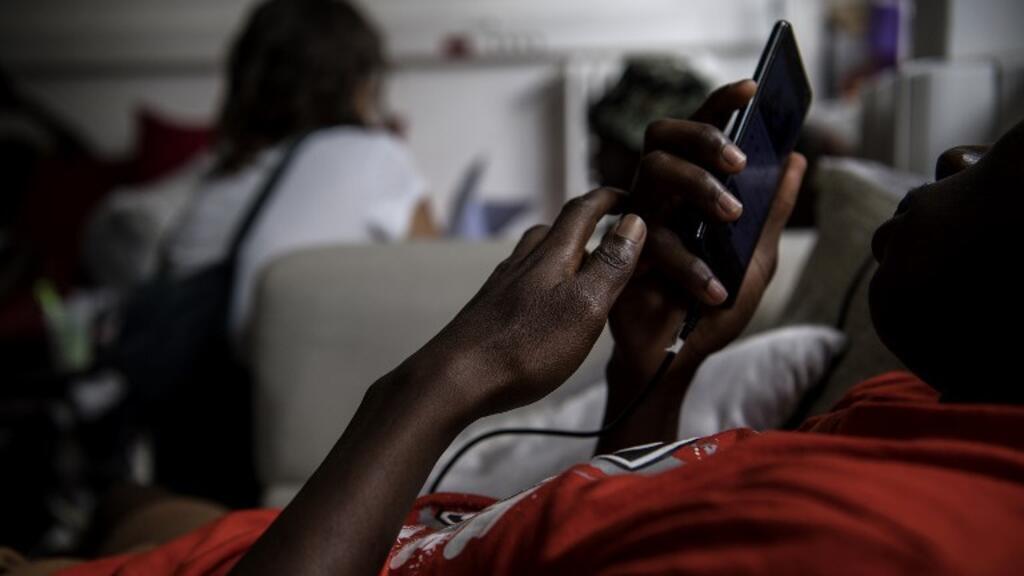 Le nouveau système douanier camerounais a transformé la gestion des téléphones importés, mais les acteurs du marché subissent de plein fouet les changements.